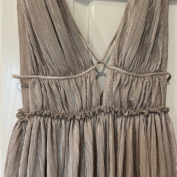 Elegant Silver Evening Gown - Picture 4 of 6